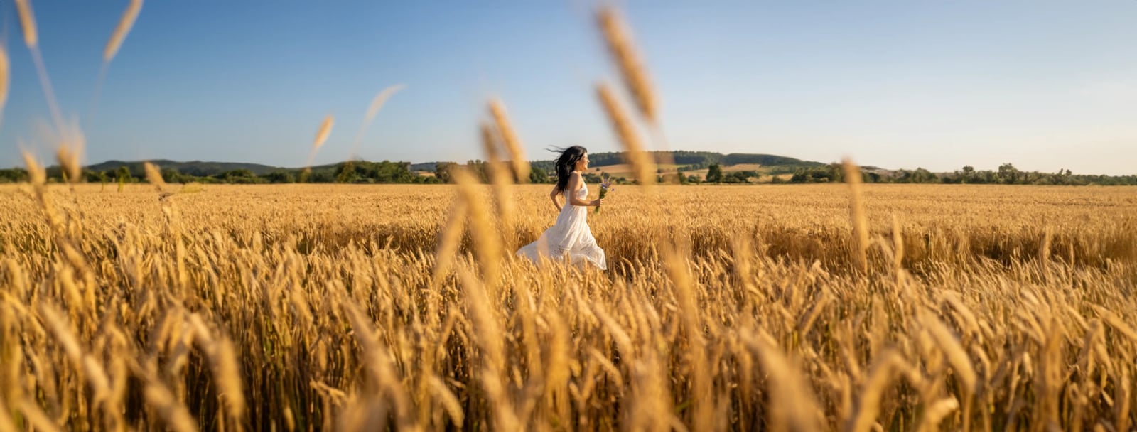 Une femme court dans un champ de blé doré