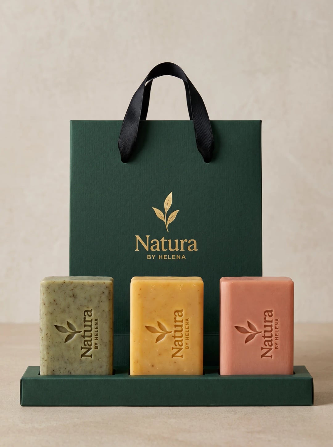 Le coffret Natura by Helena ouvert, avec trois savons